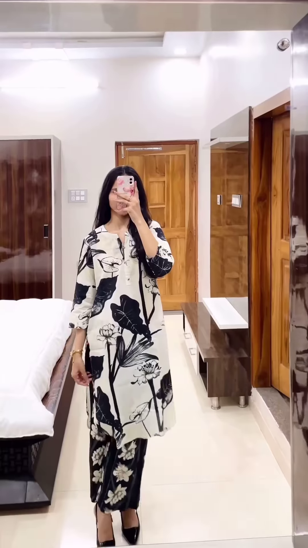 Cream Tulip-Print Kurta Set with Matching Pants – Elegant Floral Ethnicwear for Women - Image 10