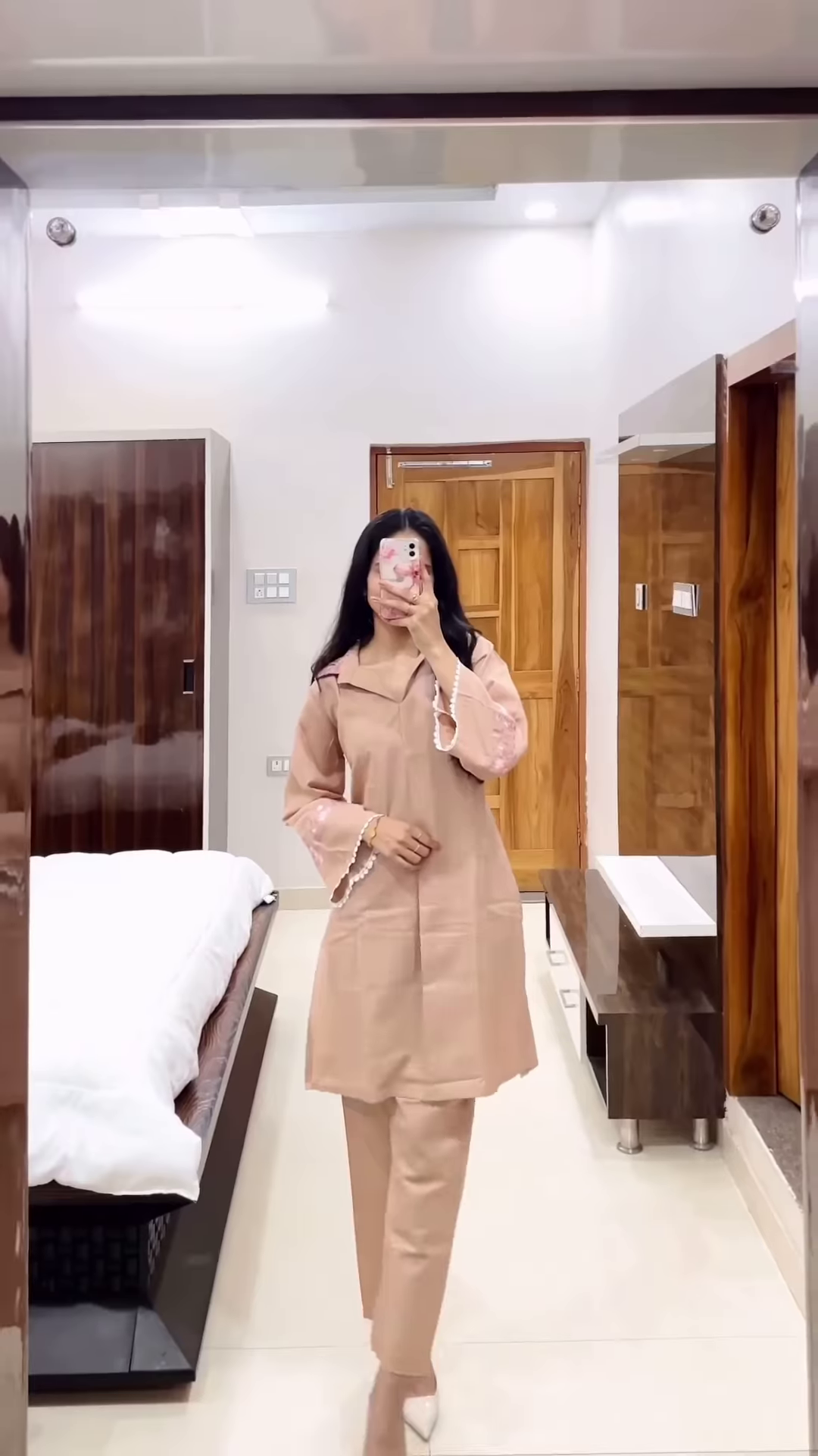 Cream Tulip-Print Kurta Set with Matching Pants – Elegant Floral Ethnicwear for Women - Image 6