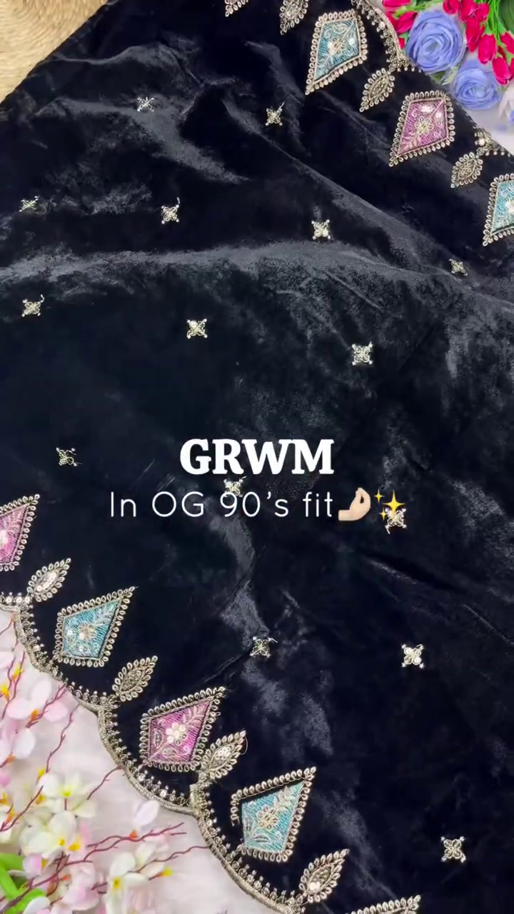 Vintage-Inspired Midnight Black & Velvet Ensemble - Image 5