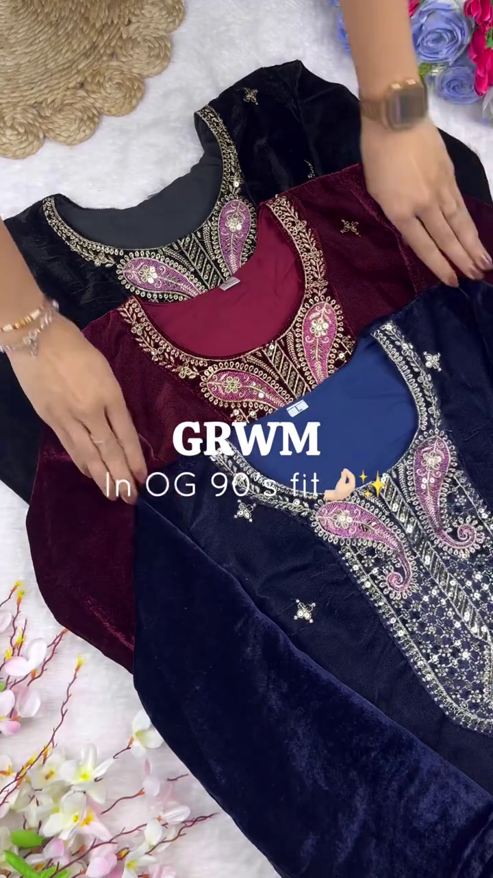 Vintage-Inspired Midnight Black & Velvet Ensemble - Image 2