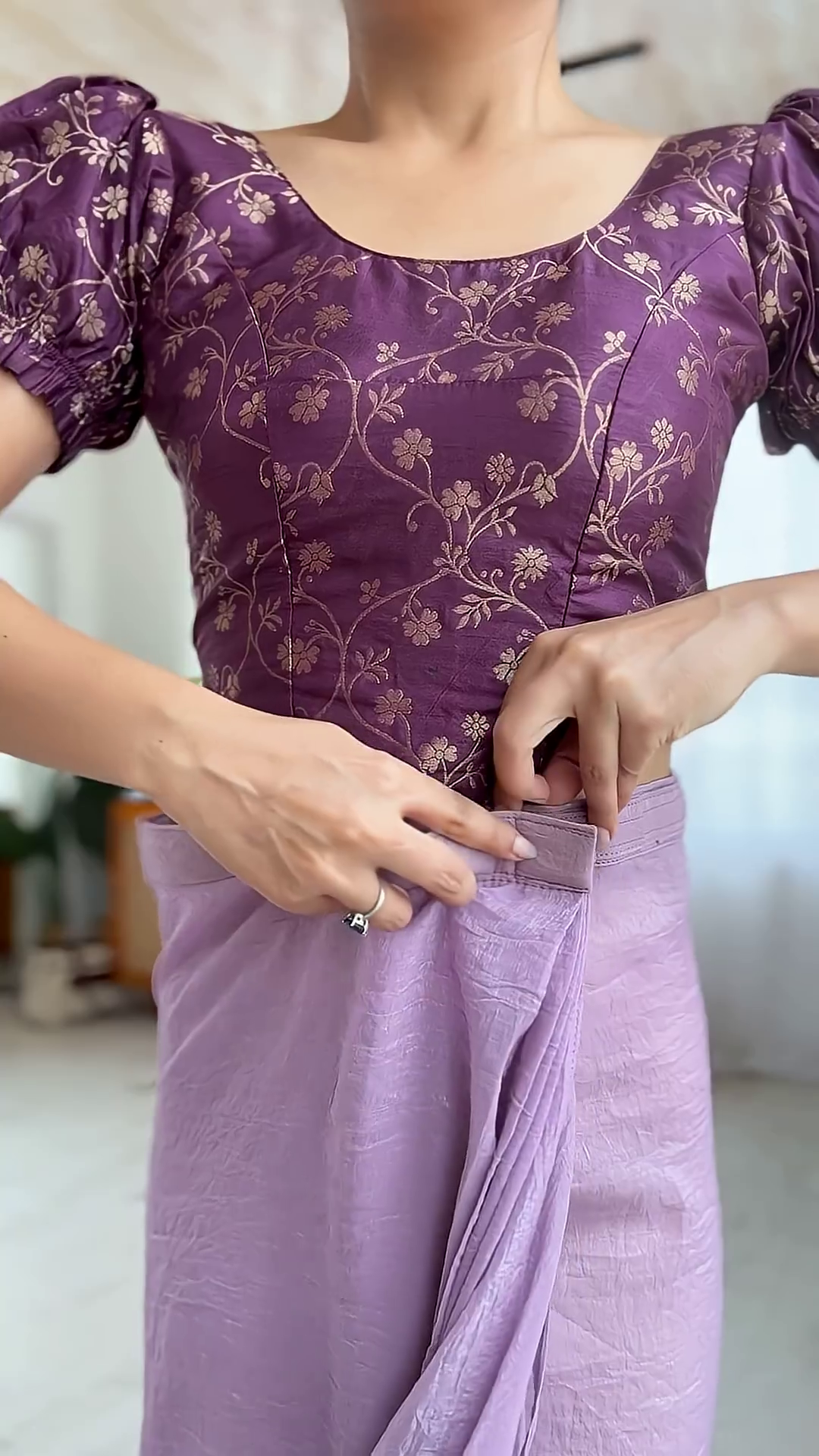 Lavender Chiffon Saree with Wine Puff-Sleeve Brocade Blouse - Image 5